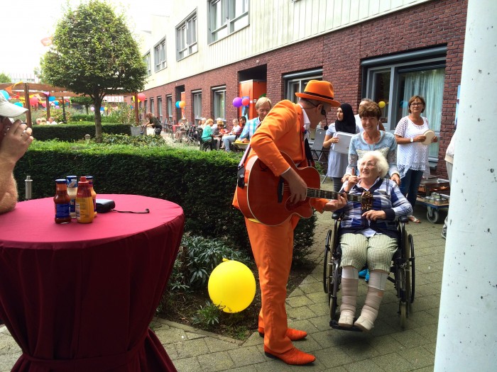 de-oranje-man-woonzorgcentrum-troubadour-liedjeszanger-03