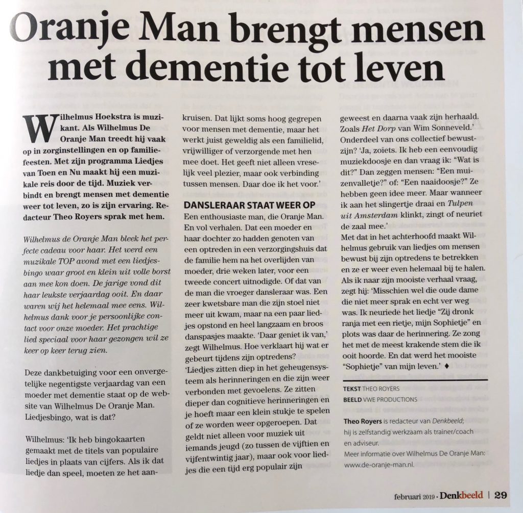 Oranje man brengt mensen met dementie tot leven - liedjesbingo
